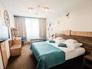 Отель Hotel Milenium Легница Улучшенный номер с кроватью размера «king-size»-2